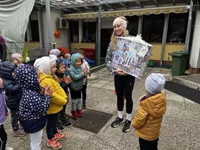 Predaja simboličnega darila atletinji Maruši s strani otrok