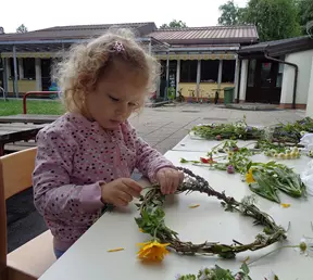 Pletem, prepletam travniške rastlinice in zelo dobro mi gre!