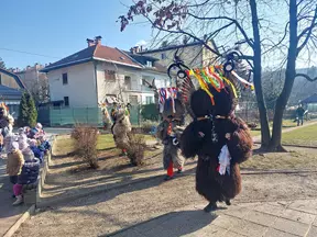 Obisk kurentov na vrtčevskem igrišču